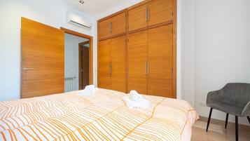 3 slaapkamers, een strijkplank/strijkijzer, internet, beddengoed