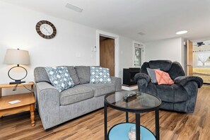 Téléviseur connecté, table de baby-foot, livres