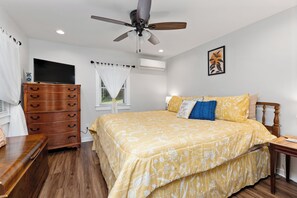 4 chambres, bureau, fer et planche à repasser, lit de bébé portatif