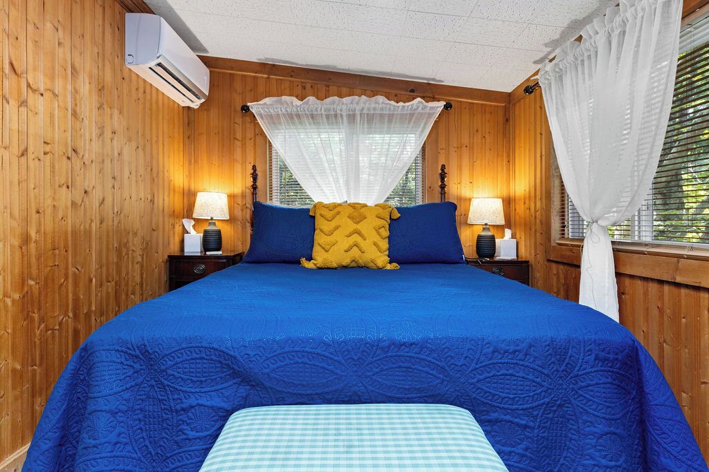 4 室のベッドルーム、デスク、アイロン / アイロン台、旅行用ベビーベッド