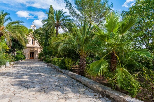 Property grounds - Vila Garballó - Four Bedroom Villa, Sleeps 8 (Crestatx)