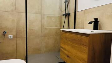 Haartrockner, Handtücher, Seife, Toilettenpapier