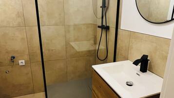 Haartrockner, Handtücher, Seife, Toilettenpapier