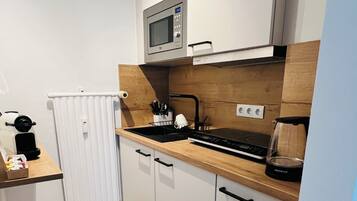 Kühlschrank, Mikrowelle, Wasserkocher mit Kaffee-/Teezubehör