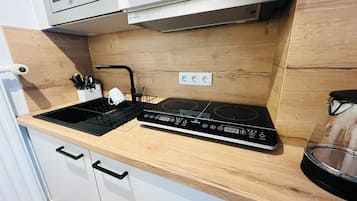 Kühlschrank, Mikrowelle, Wasserkocher mit Kaffee-/Teezubehör