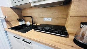 Kylskåp, mikrovågsugn, kaffe- och tebryggare och vattenkokare