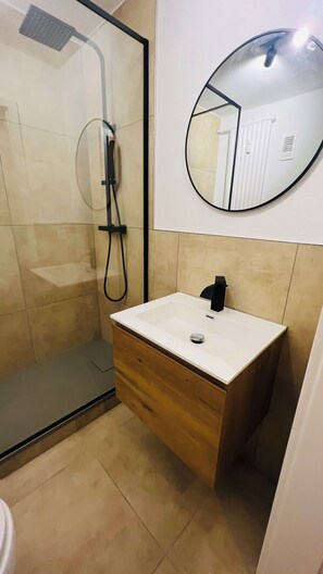 Haartrockner, Handtücher, Seife, Toilettenpapier