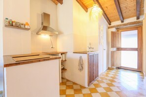 Køleskab, mikrobølgeovn, brødrister