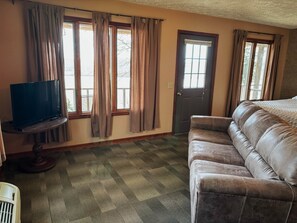 4 bedrooms, iron/ironing board, Internet, bed sheets