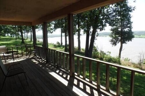 Quad Deluxe Cabin -Bungalow w/ Two Kitchens & 4 Bedrooms!