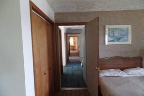 4 bedrooms, iron/ironing board, Internet, bed sheets