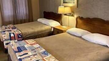 4 bedrooms, iron/ironing board, internet, bed sheets