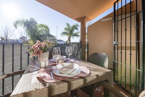 Outdoor dining - El Deseo - Two Bedroom Apartment, Sleeps 4 (Chiclana de la Frontera)