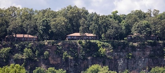 Superior Suite w/ Full Kitchen on the Bluff