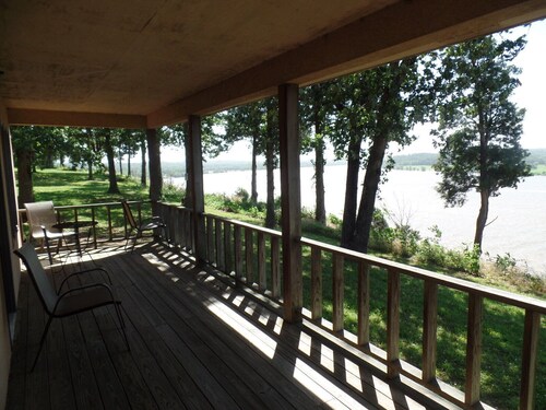 Deluxe Suite w/ Full Kitchen on the River Bluff