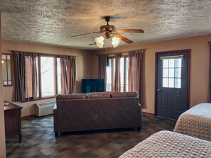 Een televisie en een tafeltennistafel