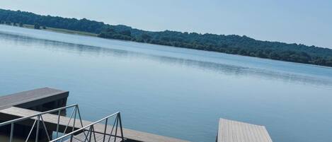 Un lago tranquilo con un muelle de madera que se adentra en el agua.