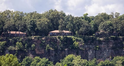 Deluxe Suite w/ Full Kitchen in the Shawnee National Forest
