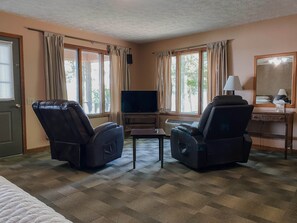 Interior - Handicap Accessible Studio w/ Full Kitchen on the River (Stone Church Precinct)