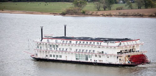 Handicap Accessible Studio w/ Full Kitchen on the River