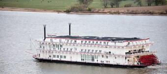 Handicap Accessible Studio w/ Full Kitchen on the River