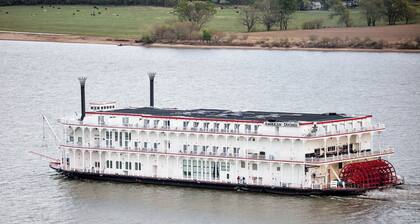 Handicap Accessible Studio w/ Full Kitchen on the River