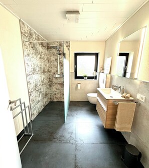 Dusche, Haartrockner, Handtücher, Seife