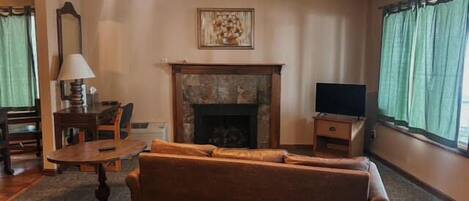 Téléviseur, table de ping-pong