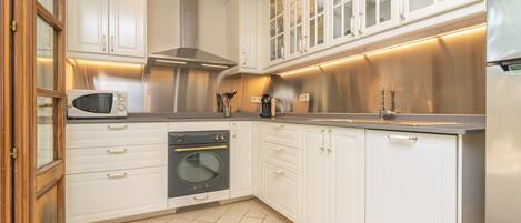 Fridge, microwave, dishwasher, coffee/tea maker