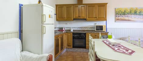 Refrigerador, microondas, tostadora y periquera