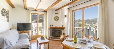 Televisión y chimenea