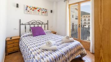 2 chambres, fer et planche à repasser, accès Internet, draps fournis