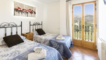 2 slaapkamers, een strijkplank/strijkijzer, internet, beddengoed