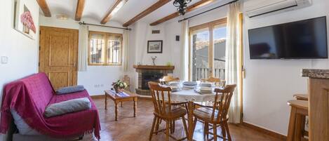 Televisión y chimenea