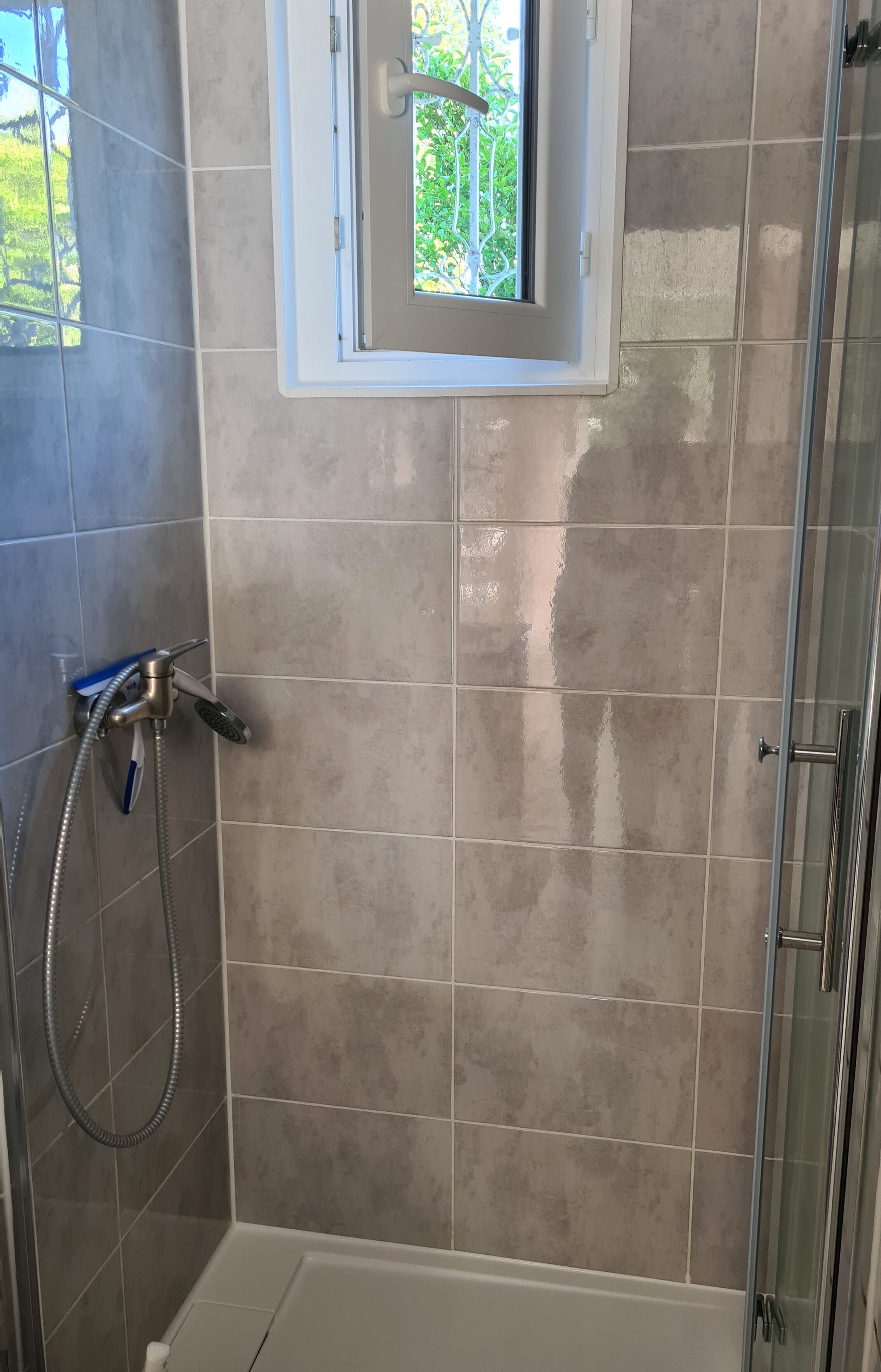 Dusche, Haartrockner, Handtücher, Seife