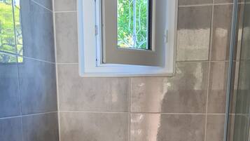 Douche, sèche-cheveux, serviettes fournies, savon