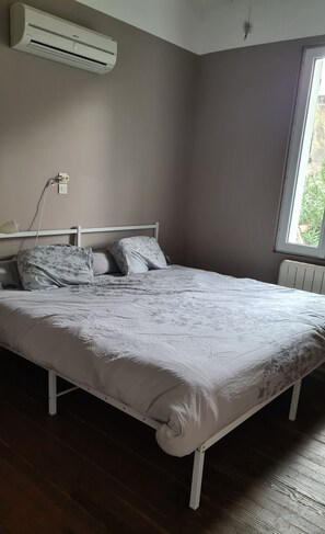 2 chambres, bureau, fer et planche Ă repasser, lit parapluie