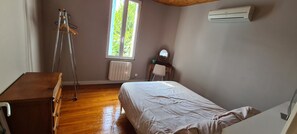 2 soverom, skrivebord, strykejern/-brett og reiseseng for barn