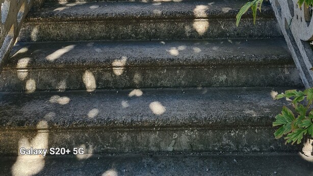 A set of stone steps leading to a building entrance, flanked by metal railings and greenery. - Maison Avec Jardin Clôt (Montélimar)