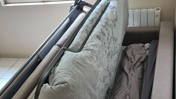 2 chambres, bureau, fer et planche à repasser, lit parapluie