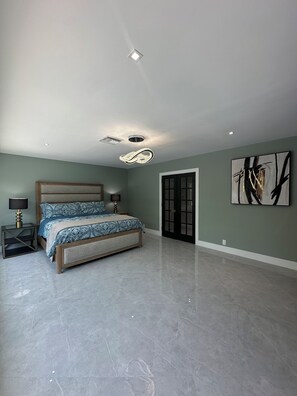 4 habitaciones, escritorio, tabla de planchar con plancha y wifi gratis 