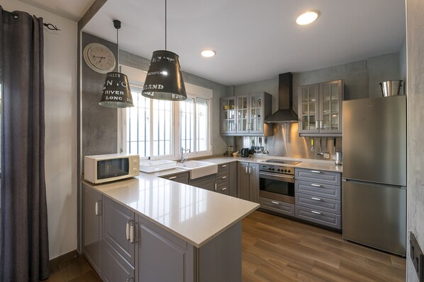 Geladeira, micro-ondas, lava-louças, torradeira