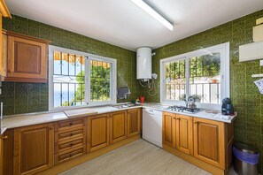 Kjøleskap, mikrobølgeovn, oppvaskmaskin og kaffetrakter/tekoker