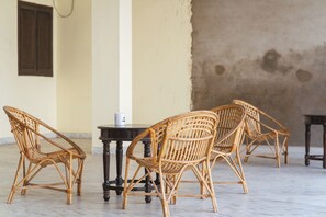 Lobby sitting area - Urban Trippers Shamiyana Villa byArindam (Jaipur)