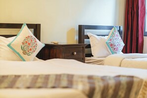 Desk, free WiFi, bed sheets - Urban Trippers Shamiyana Villa byArindam (Jaipur)