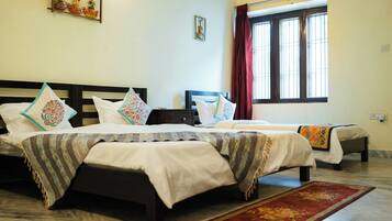 Family Room | Desk, free WiFi