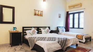 Family Room | Desk, free WiFi, bed sheets