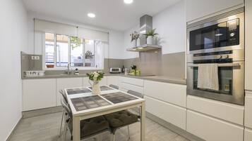 Fridge, microwave, dishwasher, coffee/tea maker