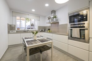 Frigorífic, microones, rentaplats i cafetera i tetera