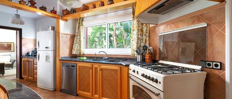 Frigorífico, microondas, lavavajillas y cafetera o tetera